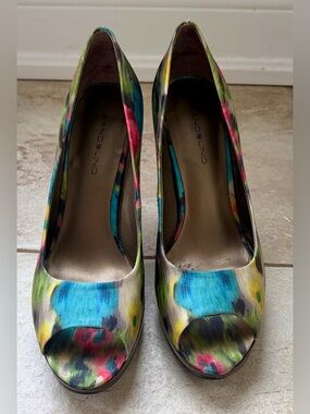 Bandolino heel in beautiful multi color print. Size 7.